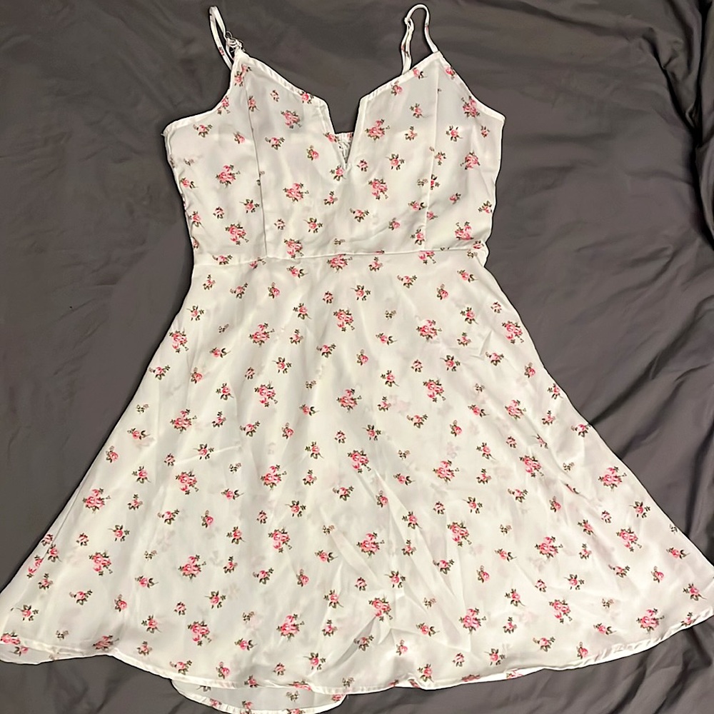 Rue 21 / MEDIUM / white w/ pink flowers